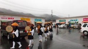 3.仮設の商店街を出発する行脚隊2