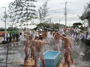 茨城151026大衆前にて水行